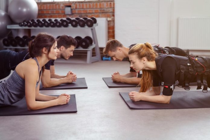 EMS Training auf Yoga Matten